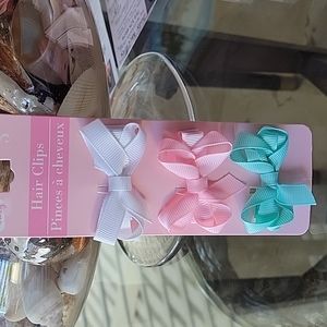 Package of 3 baby girl bowclips.